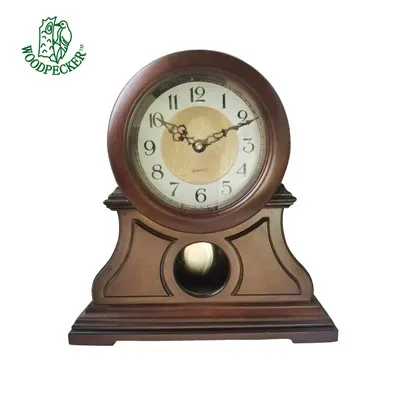 Tischuhr mit Aluminiumoberfläche