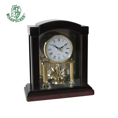 Tischuhr aus dunklem Walnussholz