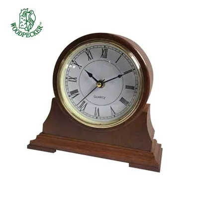 Tischuhr aus hellem Walnussholz